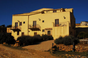 L’agriturismo Passo dei Briganti è state la base per la nostra gita di Natale nella Valle dei Templi di Agrigento e dintorni. La struttura è molto confortevole. Ristorazione abbondante e di ottima qualità. Stefano, un capo dei camerieri super, che si prodiga in ogni modo per soddisfare le richieste dei clienti