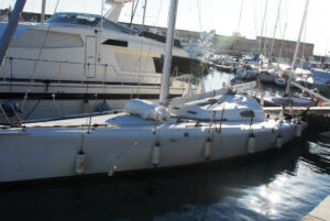 Una bella barca da regata anche se un po’ trascurata a Porto Empedocle forse un “Class 40”