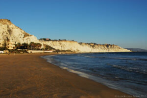 La Scala dei Turchi dalla spiaggia di Capo Rossello
