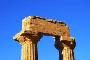 Particolare del tempio di Giunone, nella Valle dei Templi di Agrigento, risalente al periodo del dorico classico