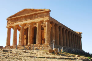 Tempio della Concordia, nella Valle dei Templi di Agrigento, il cui nome deriva da un’iscrizione latina ritrovata nelle vicinanze dello stesso tempio, costruito anch’esso nel V secolo