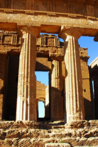 Il Tempio della Concordia, nella Valle dei Templi di Agrigento, è quello meglio conservato, grazie anche alla circostanza che fu trasformato in tempio cristiano nel VI secolo d.C.. Nel 1788 il Principe di Torremuzza esperto di storia siciliana, nonché Regio Custode delle Antichità, coadiuvato dall’architetto Carlo Chenchi e dal pittore Luigi Mayer si adoperò per ripristinare le linee classiche del monumento