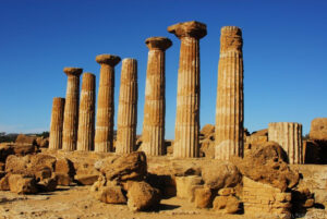 Tempio di Eracle, o tempio di Ercole, , nella Valle dei Templi di Agrigento, il cui culto era molto importante nell’antica Akragas. Si tratta di una delle costruzioni più antiche. Distrutto da un terremoto, oggi restano in piedi otto colonne