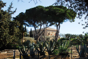 La villa Aurea, nella Valle dei Templi di Agrigento, risale all’ottocento dove visse l’inglese Alexander Hardcastle, dal 1925 al 1932. Fu lui che finanziò la ricostruzione delle otto colonne del Tempio di Eracle (Ercole). Diventò cittadino onorario di Agrigento dove fu sepolto seguendo il suo desiderio