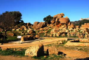 Ciò che resta del tempio di Zeus Olimpio, nella Valle dei Templi di Agrigento, edificato dopo la vittoria di Himera sui Cartaginesi (480-479) per onorare Zeus. Era il tempio più grande di tutto l’occidente antico e unico nell’architettura del suo genere. Il tempio venne totalmente distrutto da un terremoto avvenuto nel 1401
