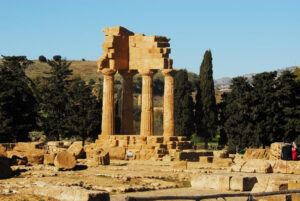 Questa pittoresca rovina, nella Valle dei Templi di Agrigento, ricostruita nella prima metà dell'Ottocento con pezzi di varia epoca rinvenuti nella zona e battezzata tempio dei Dioscuri. In realtà il tempio sorge all’interno del santuario delle divinità ctonie (divinità generalmente femminili legate ai culti di dei sotterranei e personificazione di forze sismiche o vulcaniche) ed è quindi probabile che sia stato edificato in onore delle divinità della terra (Demetra, Persefone, Dioniso) e non dei Dioscuri
