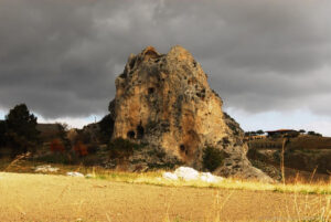 La Petra di Calathansuderj (toponimo di origine araba) si raggiunge a 5 km dal paese di Comitini. E' un ammasso roccioso isolato alto 30 metri che si presenta allo sguardo ricco di grotte e tombe