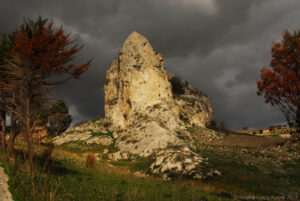 Le tombe a forno e i ritrovamenti archeologici, confermano l'esistenza di un villaggio preistorico nella Petra di Calathansuderj, nel territorio di Comitini, ma è nel periodo bizantino che al suo interno viene realizzato un fitto complesso di ambienti e gallerie su più livelli, che danno origine a una fortezza per il controllo del territorio e delle vie di comunicazione circostanti. Questa funzione venne mantenuta anche nel periodo arabo, poi normanno fino al XIII secolo