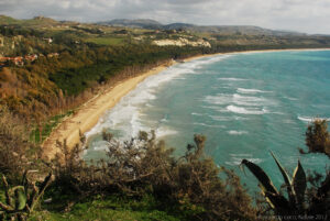 La spiaggia di Eraclea Monoa dall’area archeologica