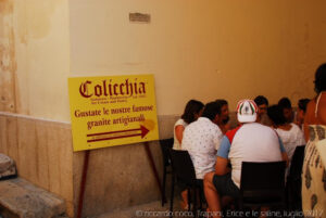 Volevamo cominciare la nostra giornata con una bella granita da Colicchia, nota, anzi notissima gelateria di Trapani, ma il cameriere non ci ha voluto far sedere a nessun costo, nei tavoli di via Torre Arsa, gli altri, quelli più vicini, sotto l’arco, erano già tutti pieni, con pretestuose argomentazioni. Strana maniera di fare turismo dalle nostre parti alla quale siamo purtroppo abituati. Non gli avremo fatto simpatia, perché ripassando, dopo poco, i tavoli erano stati tutti anch’essi occupati.