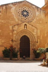 Lungo la via Torre Arsa, in piazzetta Saturno la chiesa di Sant'Agostino, una delle più antiche chiese di Trapani. La cappella risale al 1101 come cappella dei Cavalieri templari, benché fortemente danneggiata dai bombardamenti del 1943 mantiene il prospetto dell'assetto originario con il suo bel rosone.