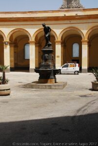 La fontanella con la Venere Anadiomene, cioè nascente, nella piazza Mercato del Pesce da dove si accede alla Via Mura di Tramontana.