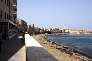 Ecco le Mura di Tramontana, di cui ne rimane circa un chilometro da Piazza Mercato del Pesce al Bastione Conca, facevano parte delle mura perimetrali della città durante la dominazione spagnola.