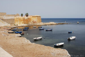 Barche ancorate sotto il bastione Conca all’estremità della passeggiata sulle Mura di Tramontana.