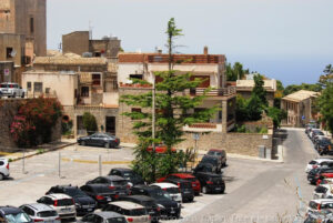 All’estremità di via San Giovanni a Erice oltre ad esserci un bel posteggio nella piazza, merce rara da queste parti, si gode un affascinante panorama del Monte Cofano e della costa verso San Vito lo Capo.