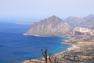 Spettacolare panorama del Monte Cofano e del Capo San Vito più in fondo verso sinistra dalla piazza San Giovanni a Erice.