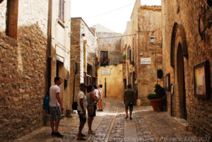 Le pittoresche strade di Erice, sulla destra l’ingresso del Centro di Cultura Scientifica Ettore Majorana.