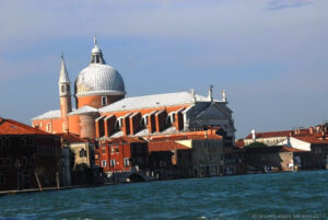 La basilica del Santissimo Redentore, più nota semplicemente come il Redentore, è un importante edificio religioso di Venezia progettato dall'architetto Andrea Palladio sull'isola della Giudecca (vista da Fondamenta Zitelle). È tradizionalmente il fulcro della grande festa del Redentore, celebrata la terza domenica di luglio.