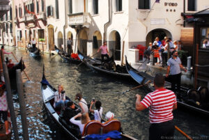 Gli “stazi” sono i punti di imbarco dei principali itinerari in gondola. Uno di questi è quello di San Moisé davanti l’omonima chiesa.