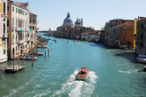 Il Canal Grande dal ponte dell’Accademia verso il bacino di San Marco. A sinistra il Palazzo Barbaro a San Vidal, complesso formato da due palazzi di Venezia (Palazzo Barbaro Curtis e Palazzo Barbaro), tra Palazzo Franchetti e Palazzo Benzon Foscolo, dirimpetto a Palazzo Balbi Valier. In fondo a sinistra la basilica barocca di Santa Maria della Salute sulla Punta della Dogana.