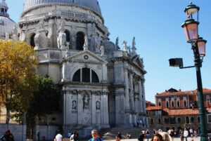 La basilica barocca di Santa Maria della Salute eretta nell'area della Punta della Dogana, nel sestiere di Dorsoduro.