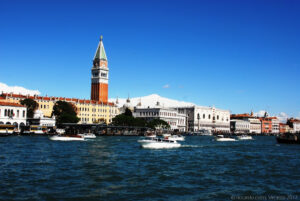 Il bacino di San Marco dalla Punta della Dogana nel sestiere di Dorsoduro.