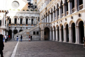 La Scala dei Giganti domina il cortile interno del palazzo Ducale. (09/2017) Tra la Basilica di San Marco ed il Palazzo Ducale c'è uno dei due ingressi del Palazzo stesso, una maestosa Porta di accesso tutta marmi intagliati ed al centro il Leone di San Marco con, inginocchiato davanti a lui, il Doge Foscari.