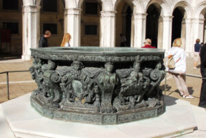 Nel cortile interno di Palazzo Ducale una delle due “vere da pozzo”, realizzate in fusione di bronzo, esistenti in città quella di Alfonso Alberghetti, l’altra è opera di Nicolò Dei Conti. Sia Alberghetti che il Conti erano due maestri fusori di artiglieria.