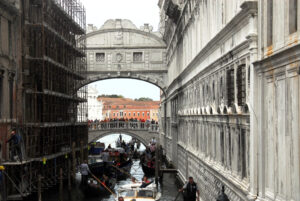 Passaggio obbligato con la gondola sotto il ponte dei sospiri lungo il rio di Palazzo o rio della Canonica, confine tra i sestieri di Castello e San Marco. Il ponte collega il nuovo carcere (Prigioni Nuove) alle stanze degli interrogatori di Palazzo Ducale. Il ponte è fatto di calcare bianco, e le sbarre delle finestre sono in pietra.