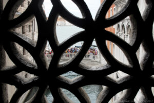 Il ponte della Paglia dal ponte dei Sospiri sul Rio di Palazzo tra il nuovo carcere (Prigioni Nuove) e le stanze degli interrogatori di Palazzo Ducale. Le sbarre delle finestre del ponte sono in pietra.
