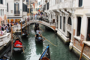 In primo piano il ponte dei Cappelli dal quale si accede al Palazzo Trevisan Cappello, in secondo piano Ponte dei Consorzi. La foto è scattata dal ponte della Canonica, alle spalle il ponte dei Sospiri, tutti lungo rio di Palazzo o rio della Canonica.