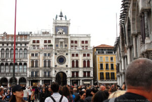 La Torre dell'Orologio, edificio rinascimentale in piazza San Marco. L'arco sottostante collega la piazza con le Mercerie.
