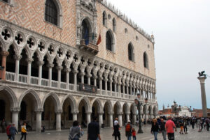 La facciata del palazzo Ducale verso la piazza fu costruita successivamente a quella verso il mare, a partire dal 1424, demolendo il primitivo palazzo fortificato ed utilizzando a modello la facciata verso il mare. La nuova ala, voluta dal doge Francesco Foscari fu destinata alle funzioni della giustizia.