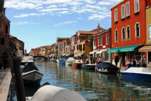 Fondamenta dei vetrai con le sue botteghe a Murano, in fondo il Ponte Ballarin o de Mezo.