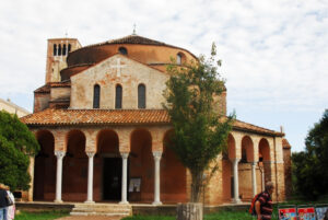 La chiesa di Santa Fosca, che risale al XII secolo, ha pianta a croce greca ed un porticato con colonne di marmo e capitelli che riprende il motivo architettonico dell'interno. Le chiese a croce greca sono molto rare e sono sintomo del dominio culturale bizantino, che Venezia subì fra il IX e il XII secolo.