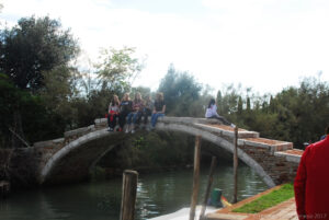 Buon appetito dal ponte del Diavolo di Torcello. Assieme al Ponte Chiodo a Cannaregio, ha le caratteristiche degli antichi ponti veneziani, senza parapetto.