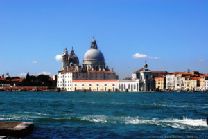 La Punta della Dogana dall’isola di San Giorgio e la basilica barocca di Santa Maria della Salute, nel sestiere di Dorsoduro.