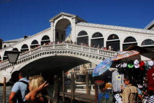 Il ponte di Rialto è uno dei quattro ponti che attraversano il Canal Grande. Dei quattro, il ponte di Rialto è il più antico e sicuramente il più famoso.