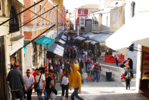 La Ruga dei Oresi (Orefici) nel Sestiere di San Polo vicino al Ponte di Rialto.