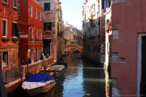 Calle del Pestrin vicino la chiesa di San Martino nel Sestiere Castello dalle parti dell’Arsenale.