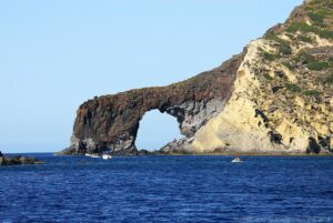 L’ arco del Perciato, sull’isola di Salina, un suggestivo arco roccioso tra Malfa e Pollara