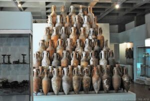 Anfore greche e romane di varie epoche esposte nel museo archeologico regionale eoliano "Luigi Bernabò Brea" di Lipari