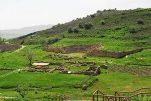 Ancora un panorama dell'agorà ellenistica dell’area archeologica di Morgantina, la piazza inferiore è fiancheggiata sul lato ovest dal teatro, che si appoggia alle pendici della collina occidentale