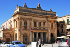 Il Teatro Comunale di Noto "Tina Di Lorenzo" in Piazza XVI Maggio inaugurato nel 1870 a poca distanza dal nostro B&B