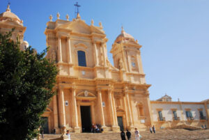 La Cattedrale di Noto è il risultato finale di un percorso di ricostruzione sette/ottocentesco a cui hanno partecipato attivamente i tre maggiori esponenti del barocco netino, Rosario Gagliardi, Paolo Labisi e Vincenzo Sinatra