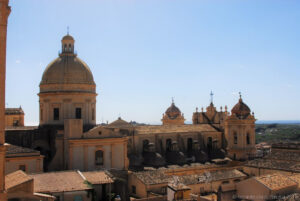 Vista della cattedrale di Noto (da una delle torri campanarie della chiesa di Montevergini). La chiesa gravemente danneggiata dal crollo della cupola e di due navate nel marzo 1996, è stata riaperta nel 2007 dopo 9 anni di lavori. È intitolata a San Nicolò, vescovo di Mira. Nel 2012 Papa Benedetto XVI ha elevato la cattedrale a basilica minore