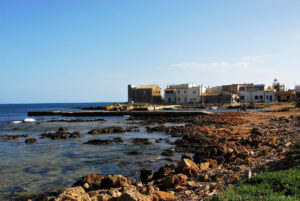 Calabernardo è un piccolo borgo marino con un piccolo porticciolo a Noto Marina a 6 km da Noto