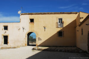 La villa del Tellàro è una residenza della tarda età imperiale romana, che si trova nei pressi di Noto presso il fiume Tellaro, scoperta sotto una masseria sette-ottocentesca