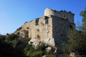 I resti della torre maestra e di una porzione di mura del Castello Reale di Noto Antica ovvero Netum, sul monte Alveria è l'antico abitato di Noto distrutto a seguito del terremoto dell'11 gennaio 1693