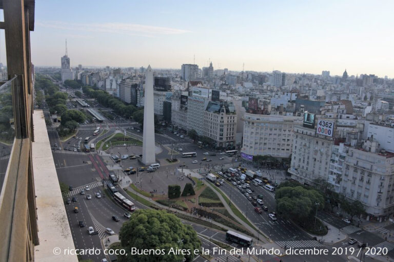 Magnifico panorama dalla terrazza dell’Hotel Panamericano dove abbiamo alloggiato al nostro arrivo a Buenos Aires. L'Avenida 9 de Julio è una delle principali strade del centro di Buenos Aires, Con i suoi 140 metri di larghezza è una delle strade più larghe del mondo. Al centro nella plaza de la República all'intersezione con l’avenida Corrientes l'obelisco di Buenos Aires, nel barrio di San Nicolás.